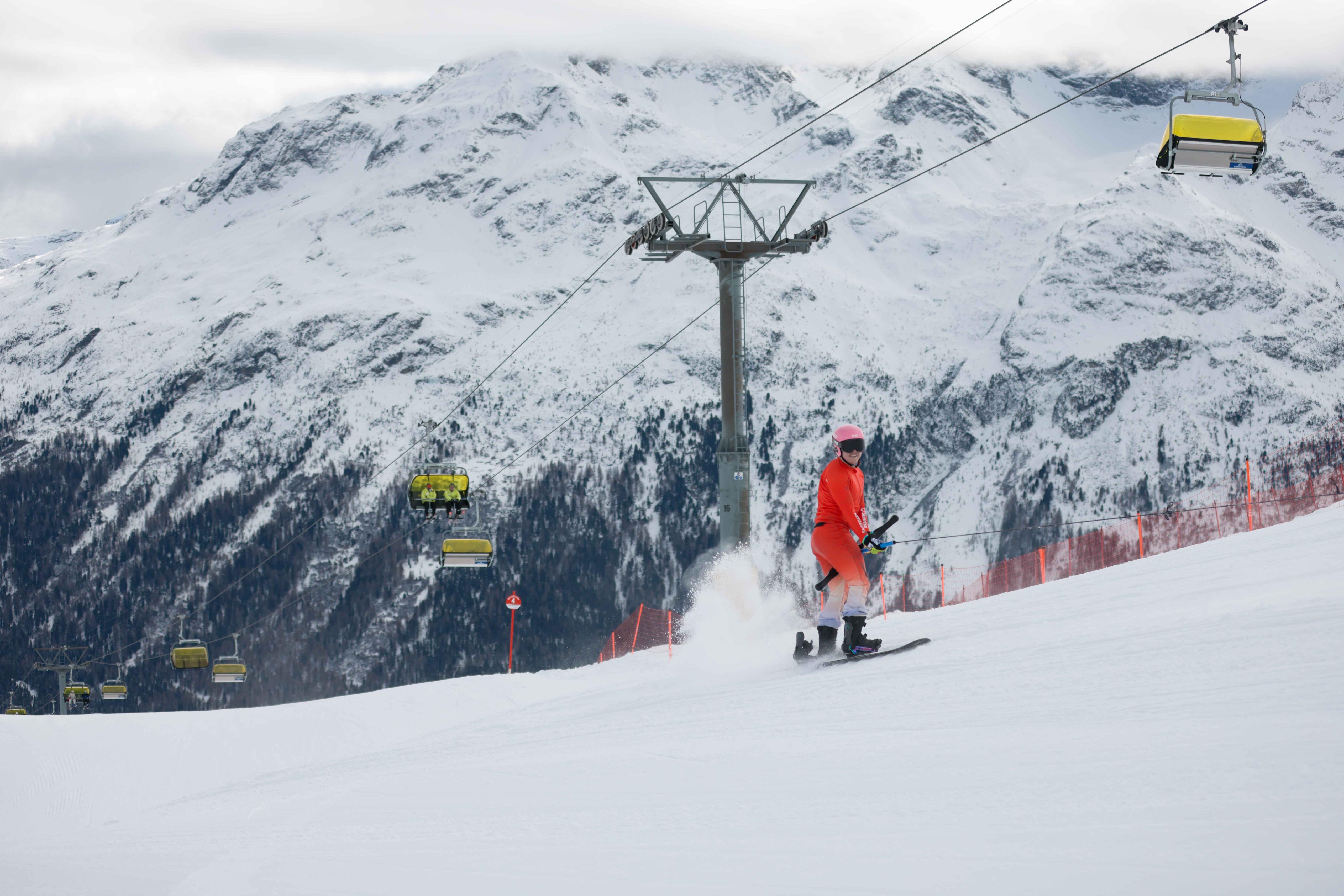 Laurin Furrer im Skigebiet beim Lift