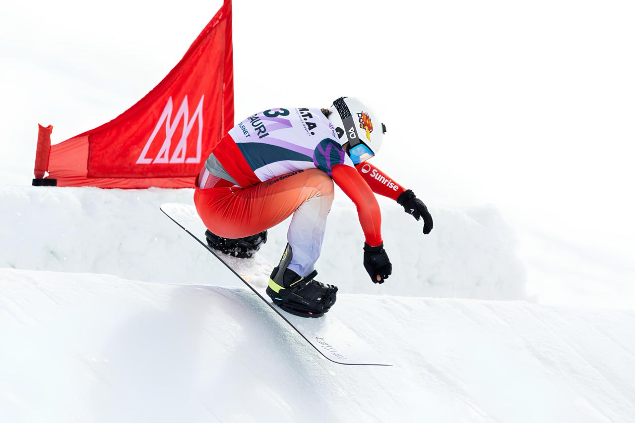 Laurin Furrer in a snowboard cross race