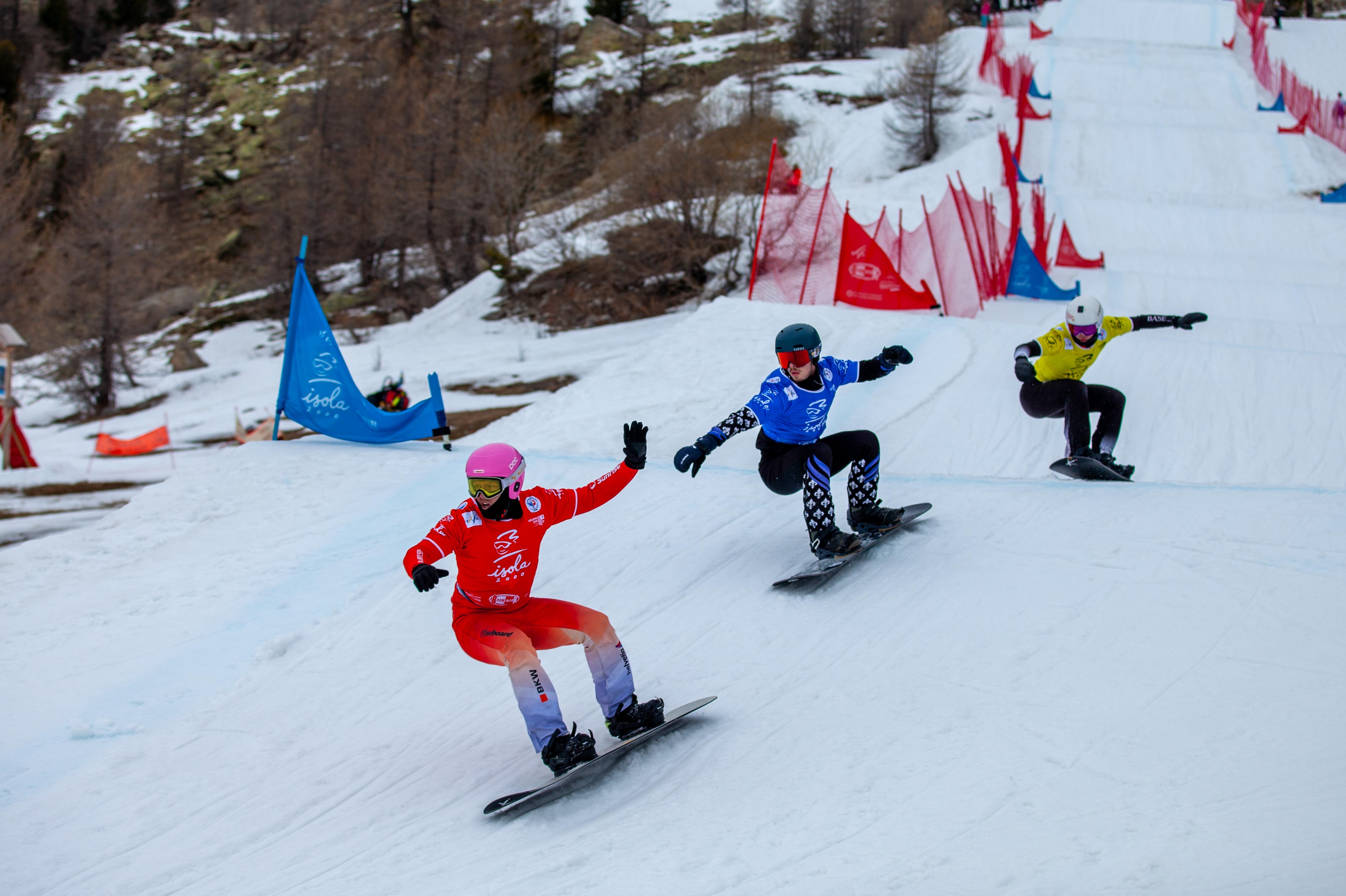 Laurin Furrer in a snowboard cross heat