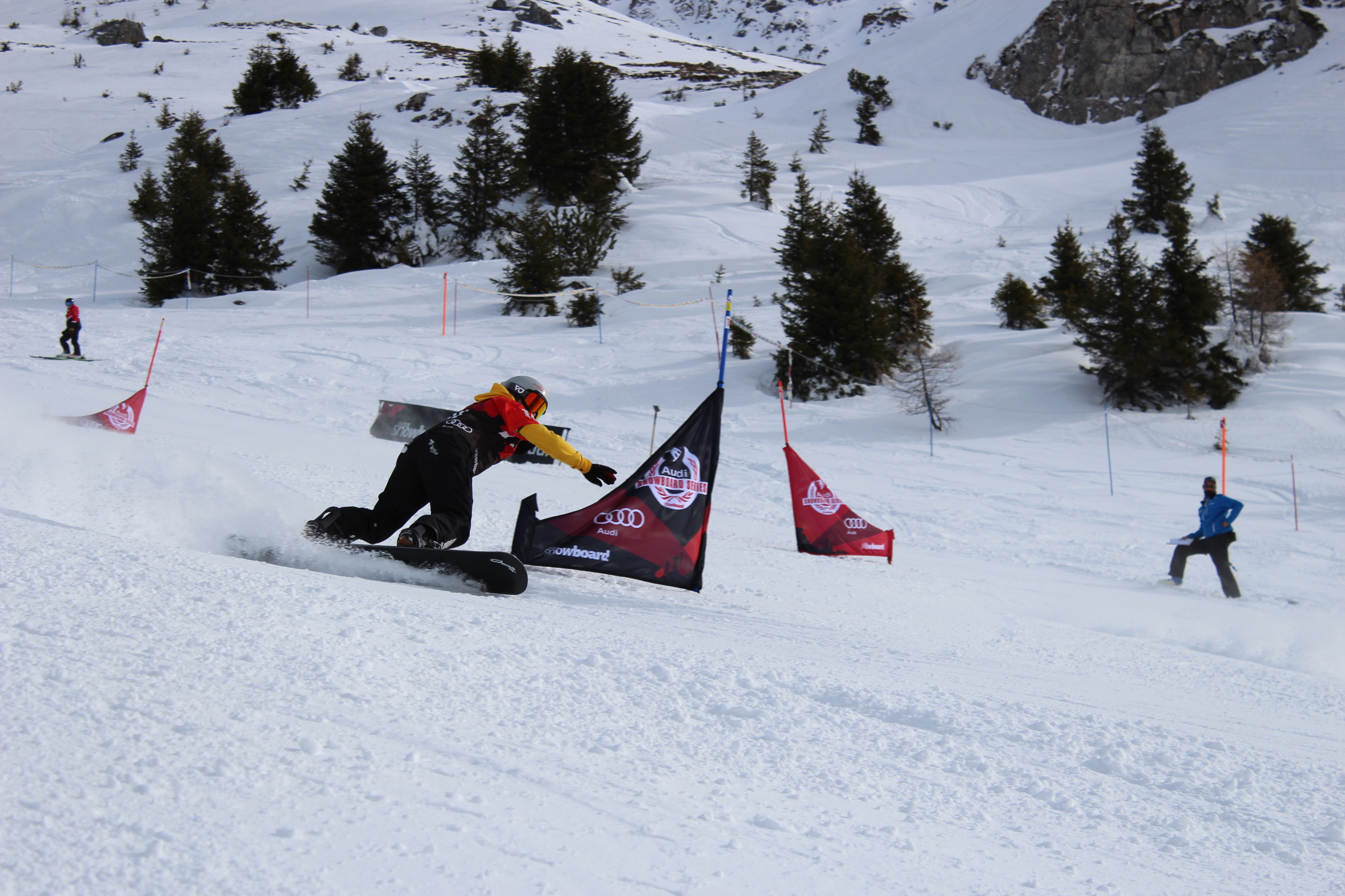 Laurin Furrer in snowboard cross action